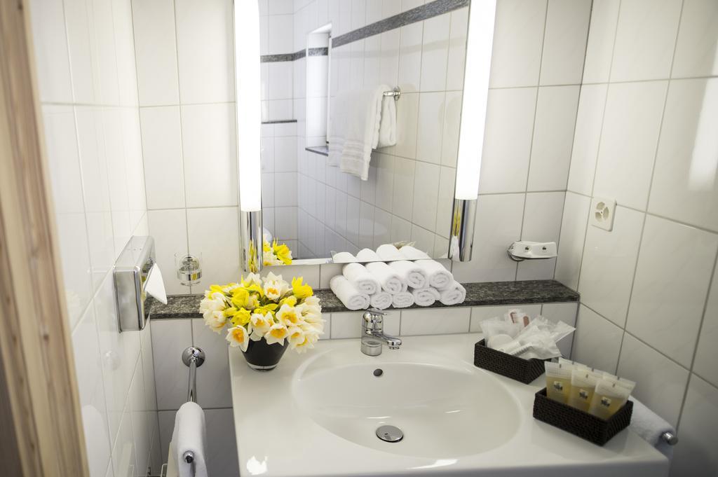 Hotel Weiss Kreuz Malans Екстериор снимка